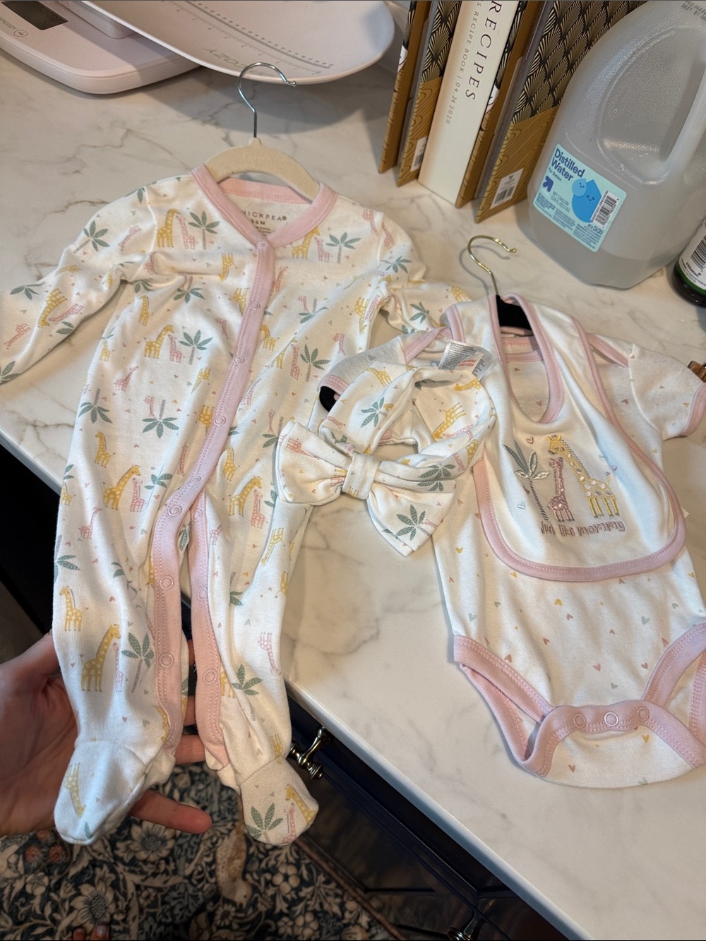 Chickpea “just like mommy” onesie and bib set 3-6 4pc set